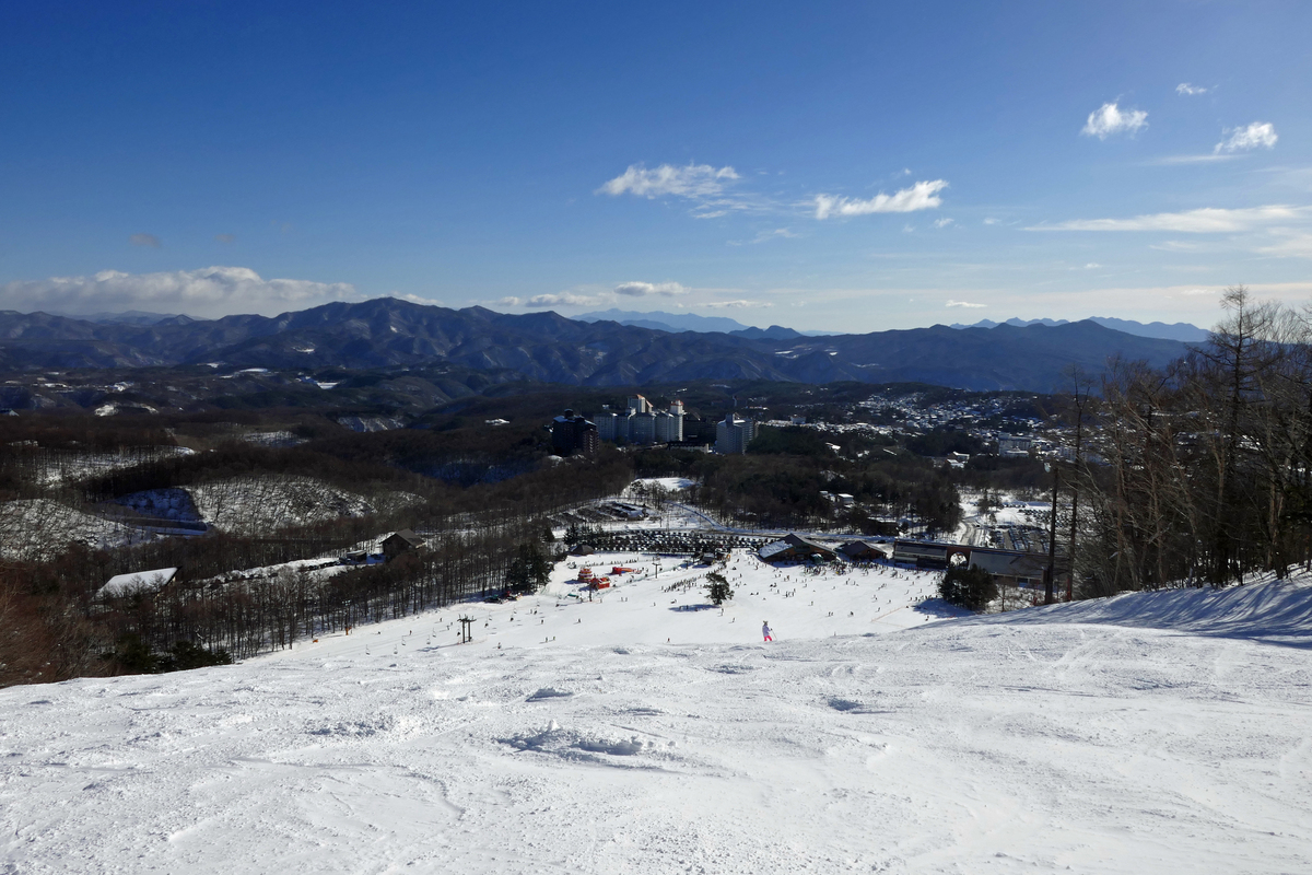 在草津溫泉滑雪場天狗山雪道斜坡上眺望草津溫泉湯畑的冬日景色