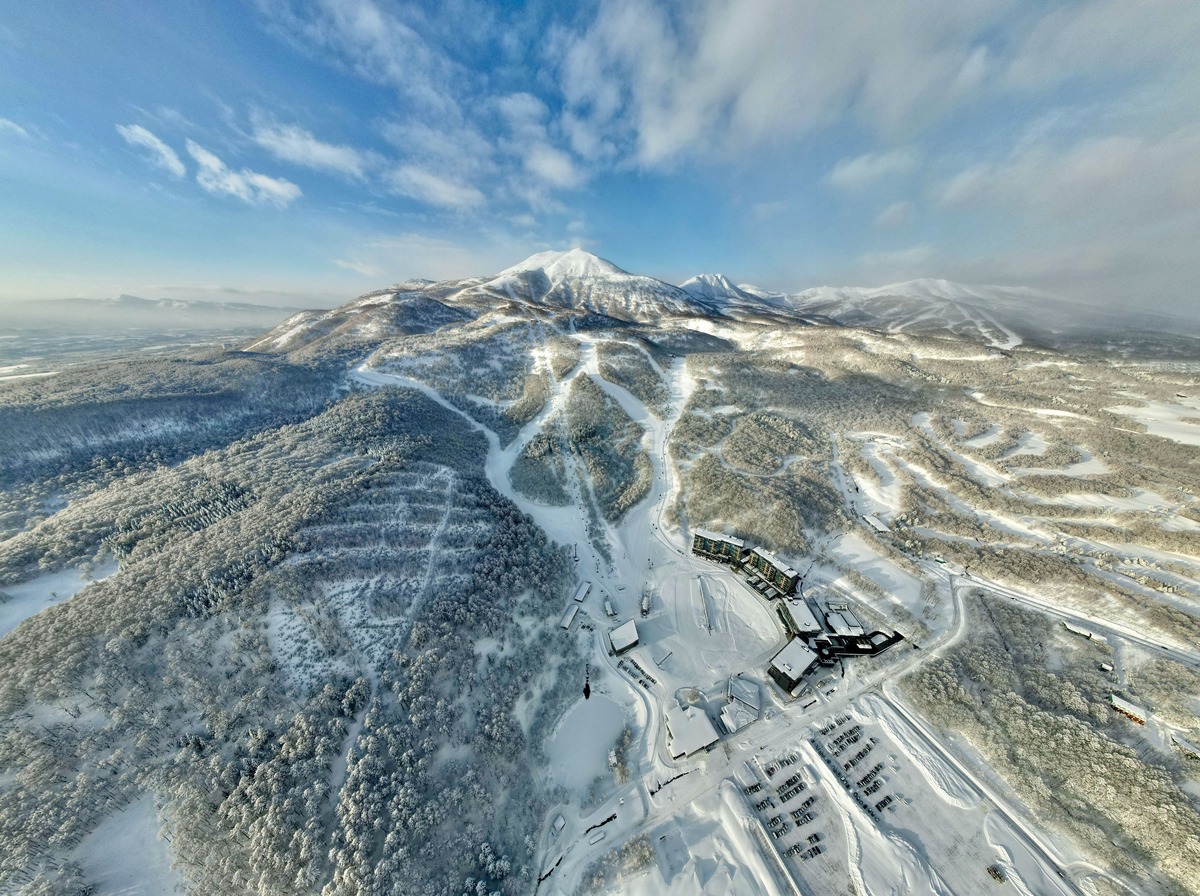 新雪谷花園渡假村滑雪場全景