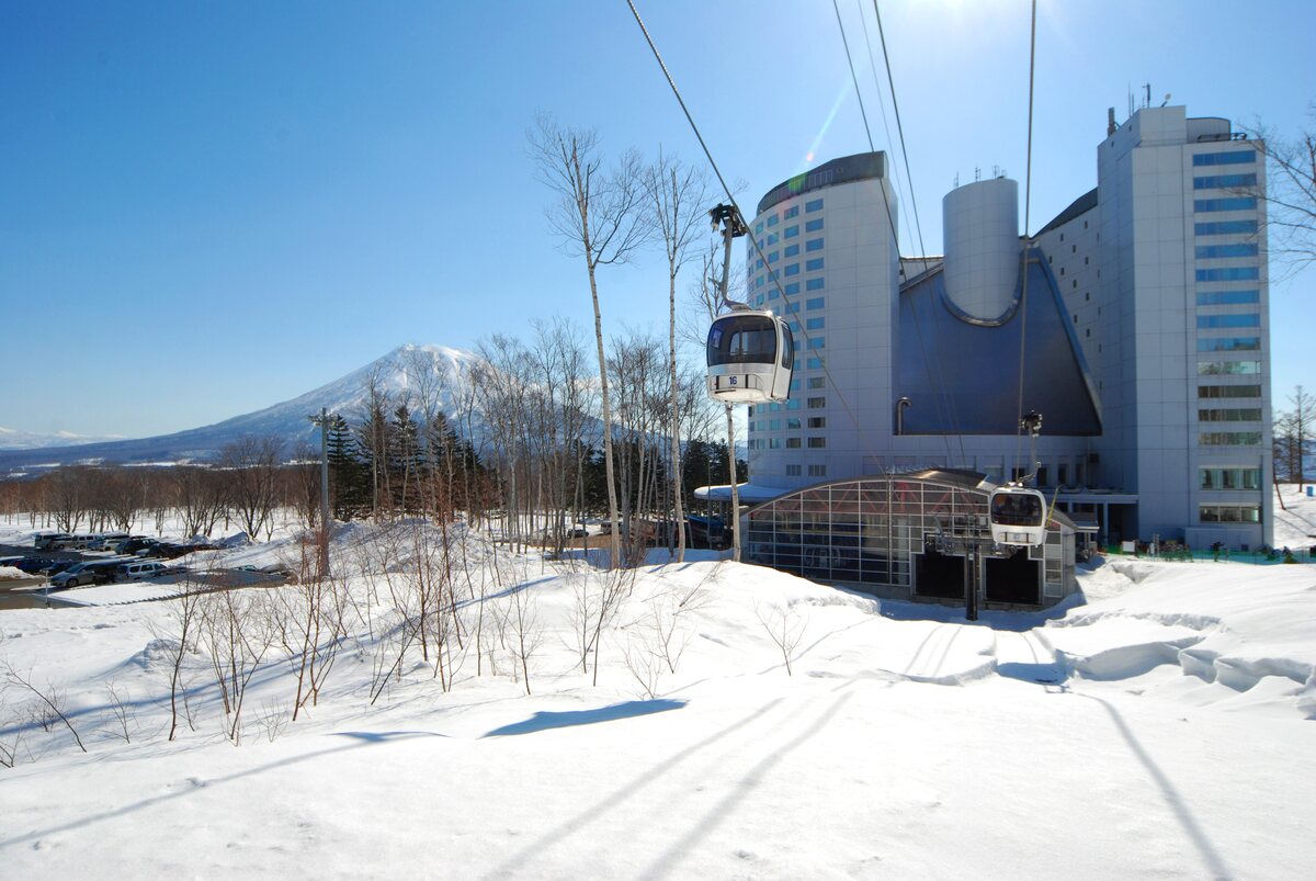 北海道新雪谷希爾頓度假酒店門口