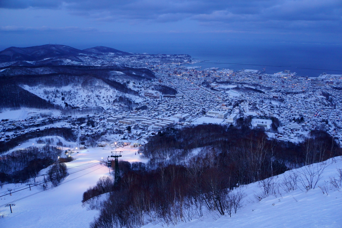 從小樽天狗山滑雪場的展望台觀看小樽城市夜景