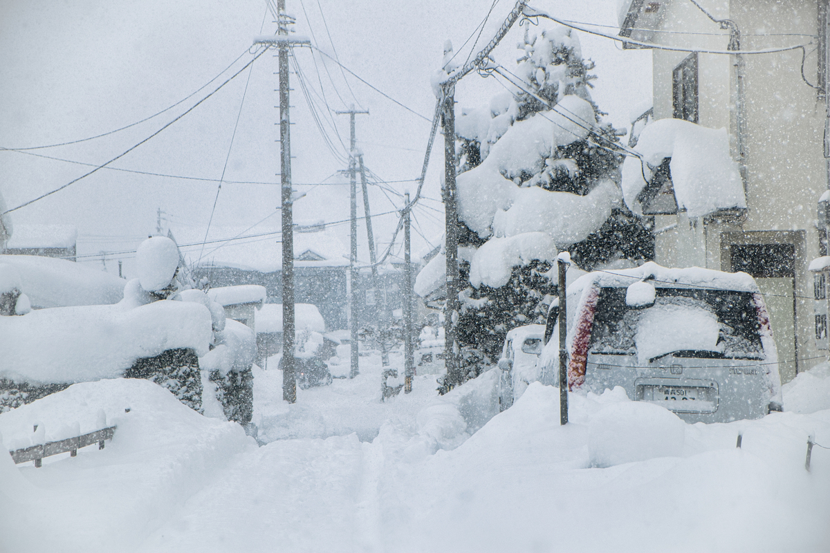 日本東北地區積雪覆蓋的山村與道路