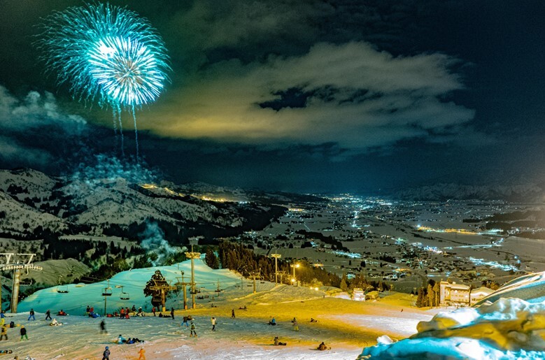 石打丸山滑雪場的夜景與纜車設施