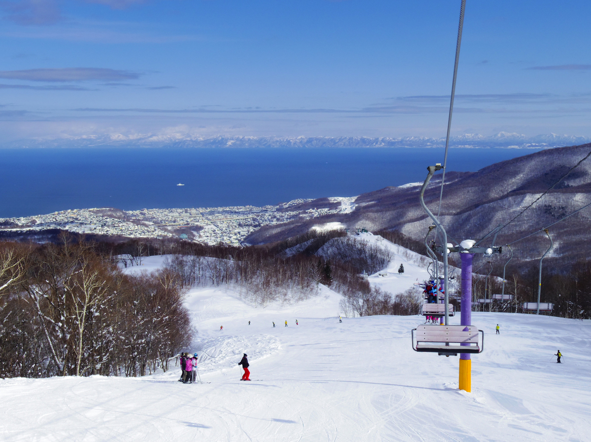 滑雪客在朝里川溫泉滑雪場上滑雪