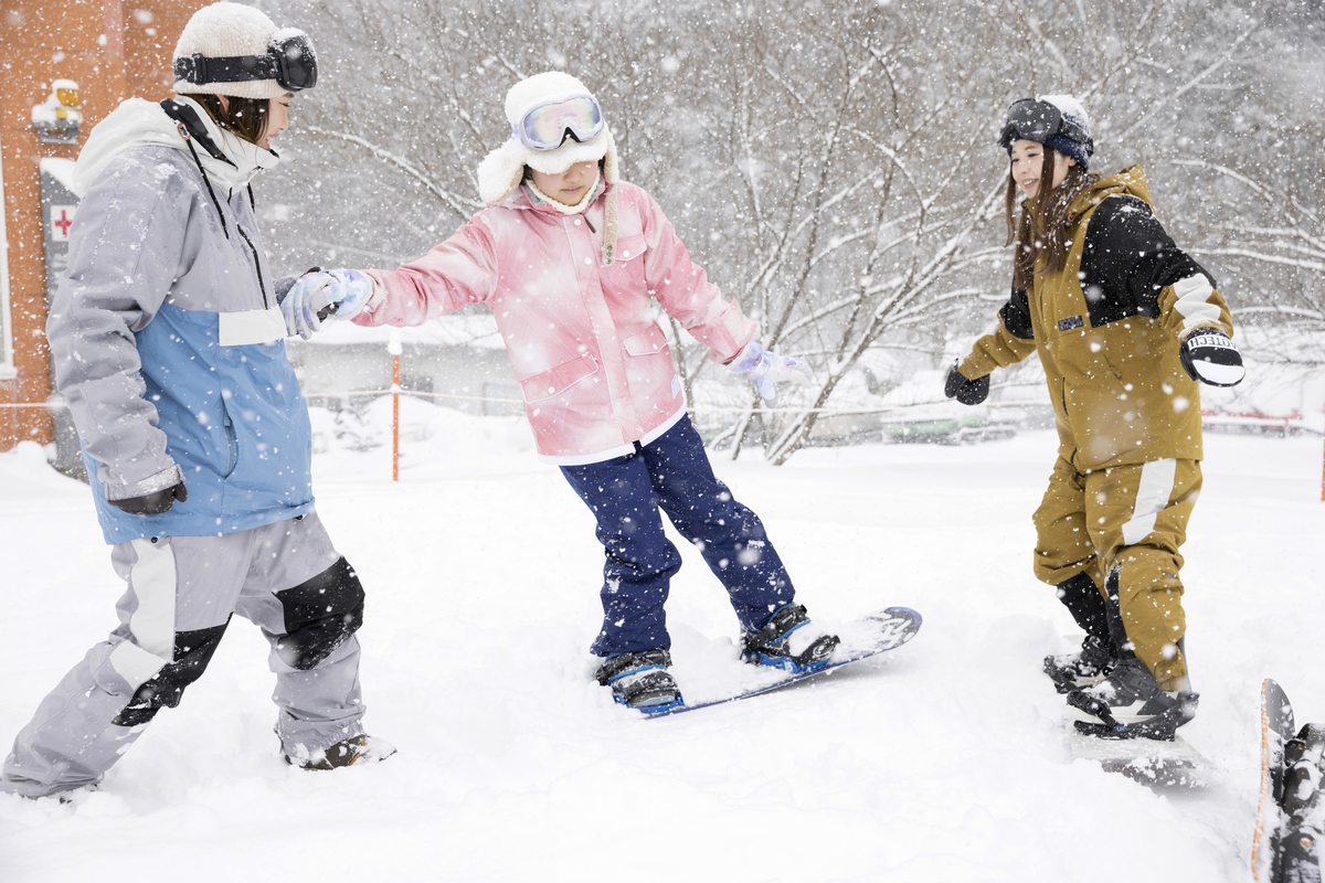 教練細心指導新手滑雪要領