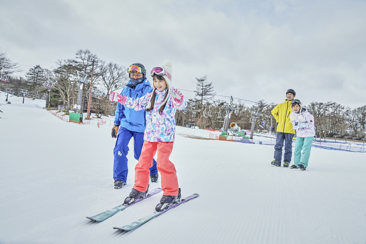 接受教練滑雪課程的遊客