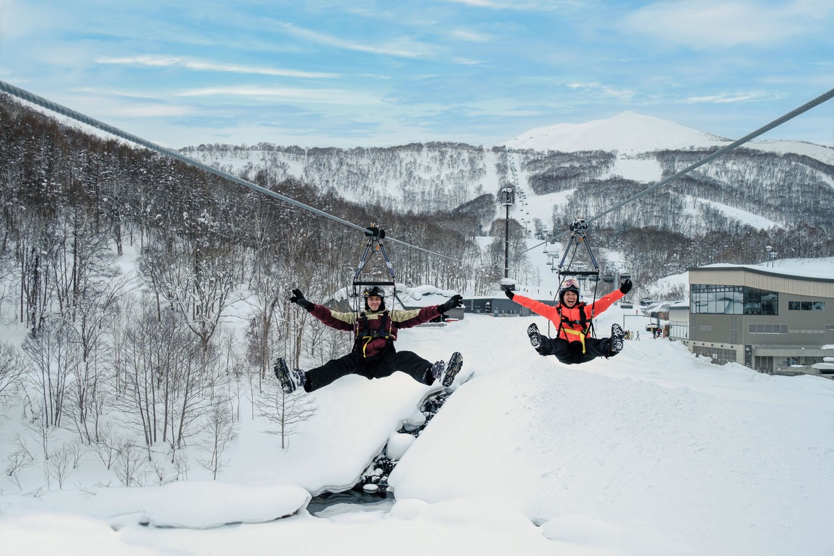 北海道Hanazono Niseko滑雪場的雪上活動HANAZONO ZIPFLIGHT