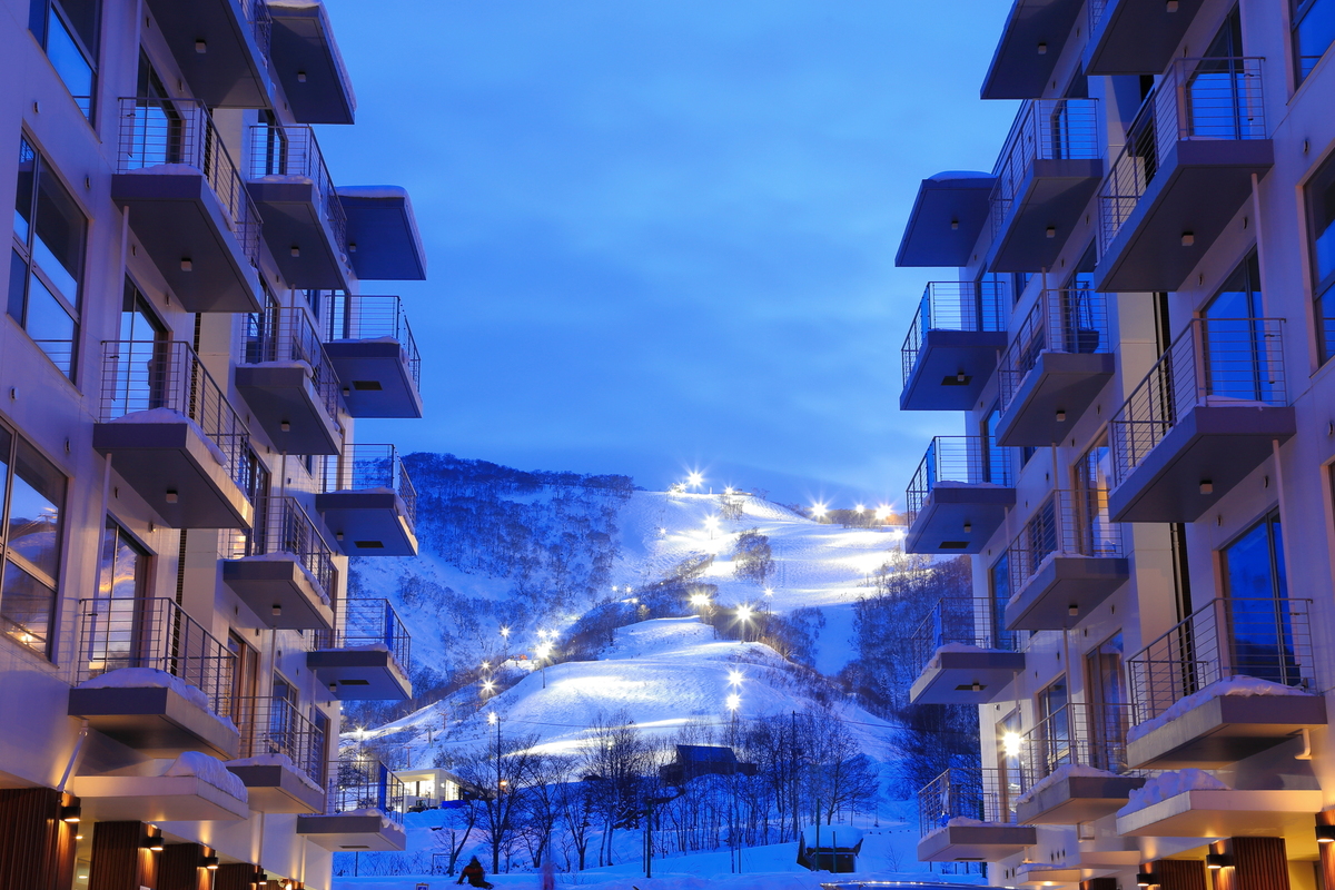 日本二世谷滑雪場旁飯店夜景