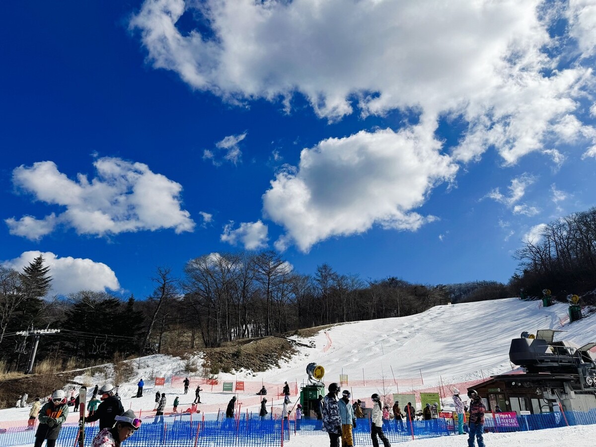 在長野縣輕井澤王子大飯店滑雪場準備去滑雪的旅客