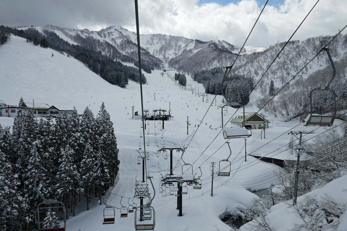 神立高原滑雪場纜車和雪道景色