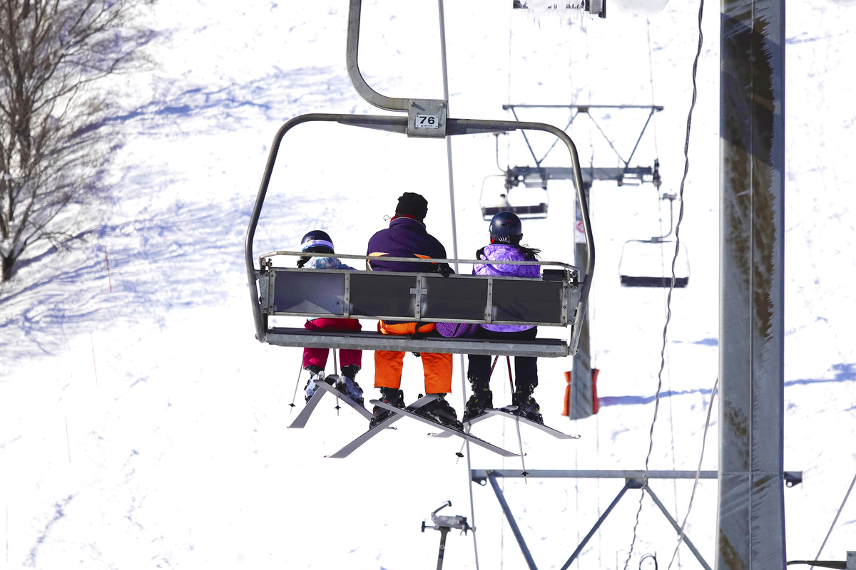 滑雪客坐在日本雪場纜車上上山