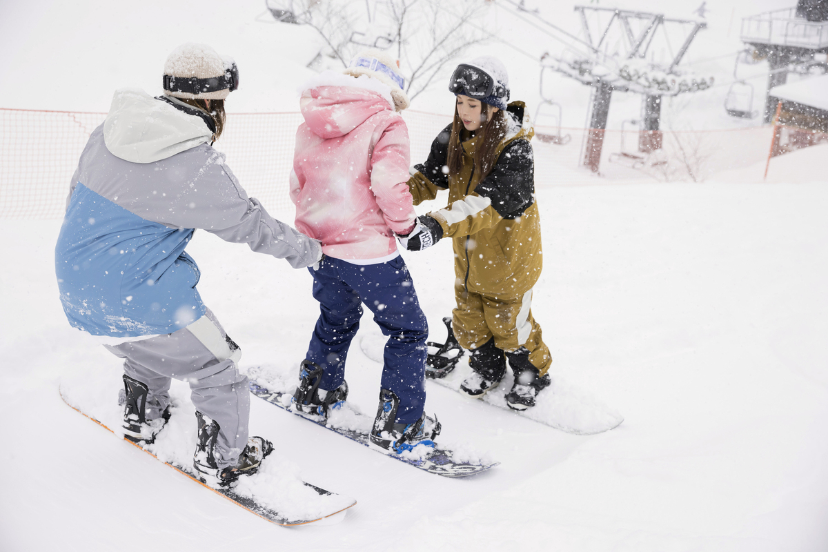 滑雪教練指導新手學生練習姿勢
