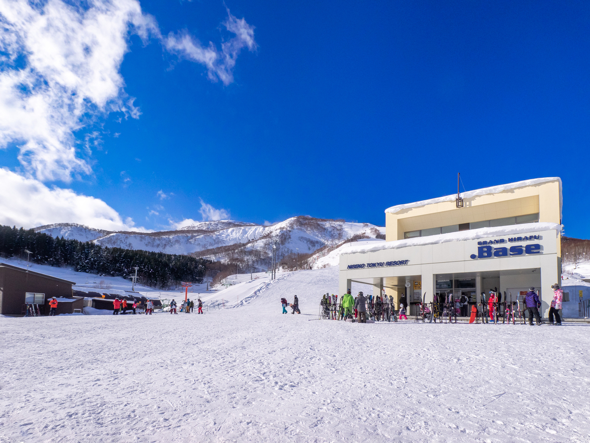 旅客在北海道二世谷雪場售票口購買纜車票