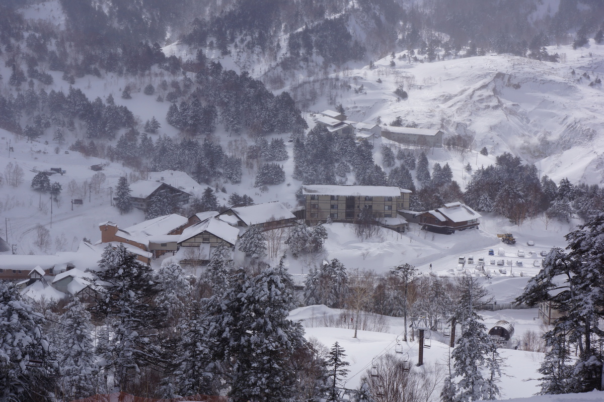 萬座溫泉滑雪場雪景與戶外溫泉池