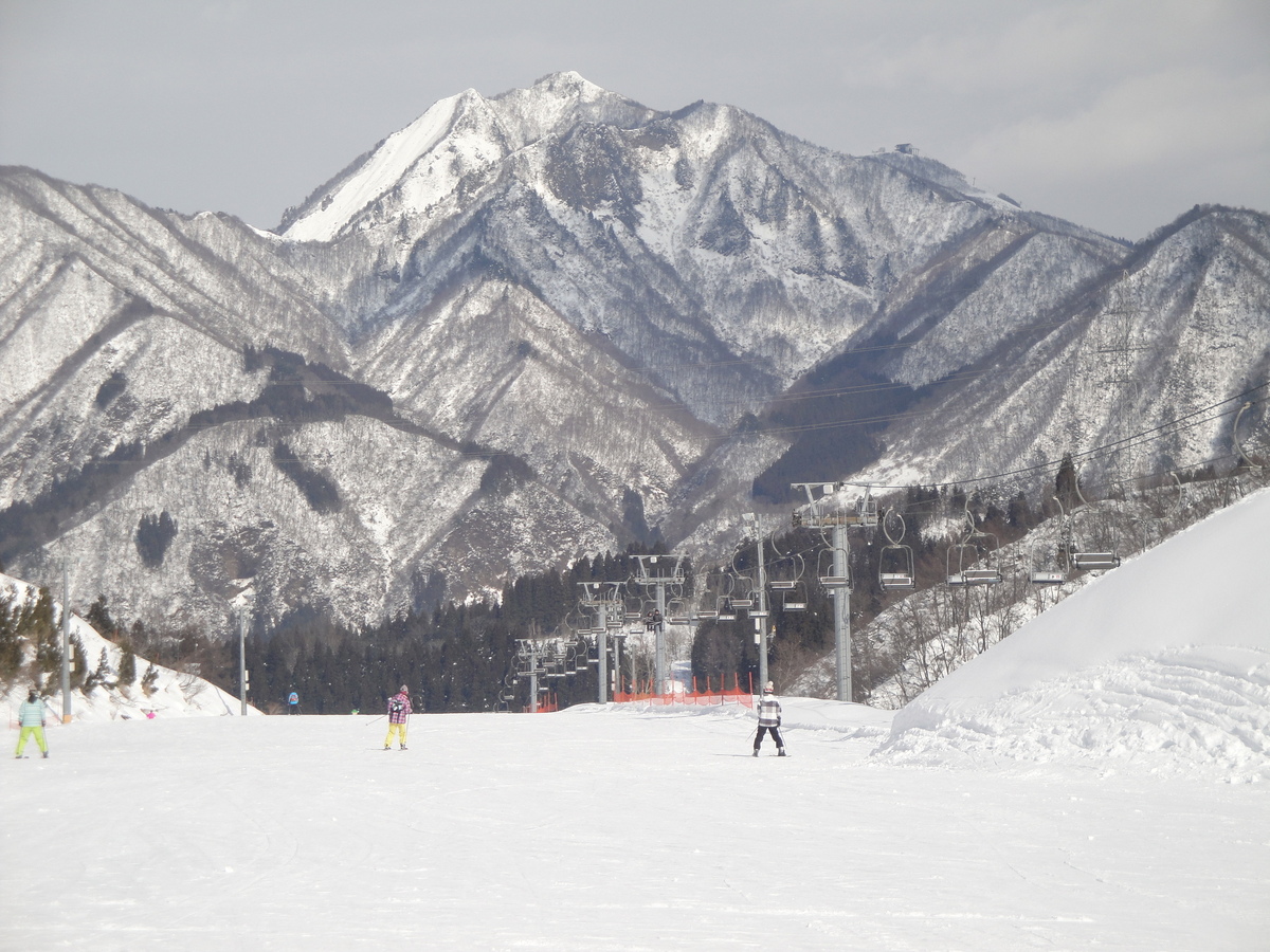 NASPA滑雪花園寬廣雪道上滑行的雙板滑雪者