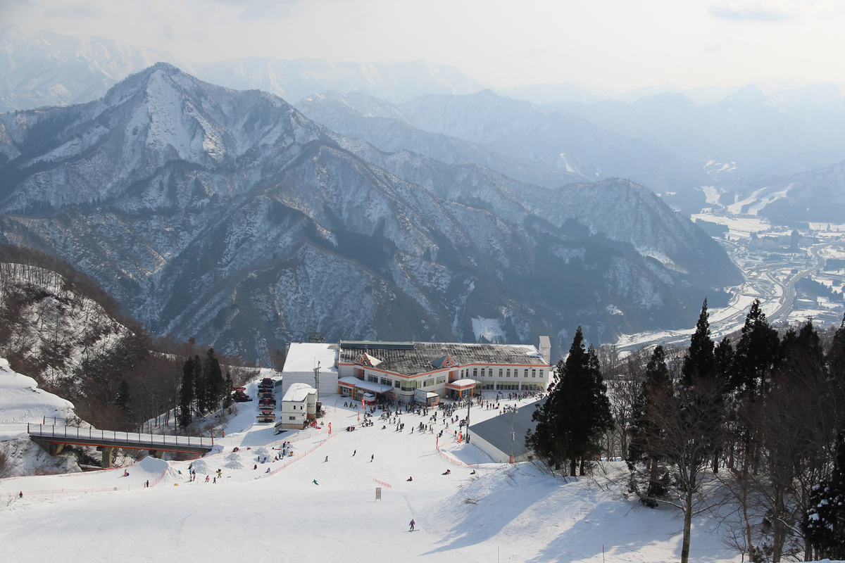 搭乘新幹線直達的GALA湯澤滑雪場雪道與休息區