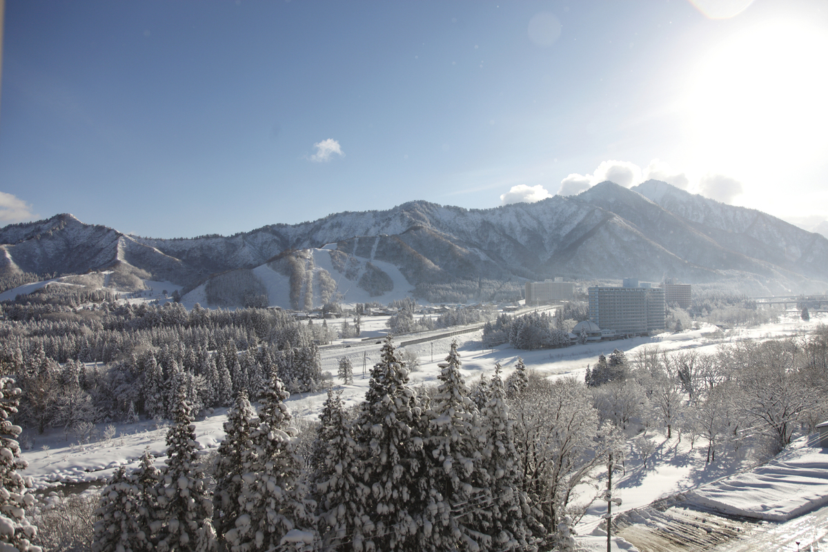 新潟湯澤地區群山環繞的冬季雪景