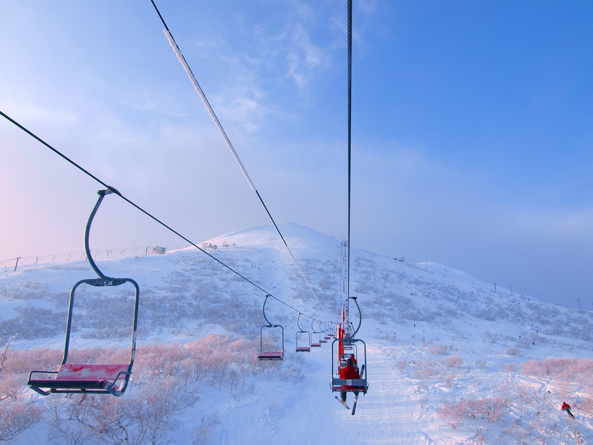 北海道滑雪場 遊客搭乘纜車上山準備滑雪